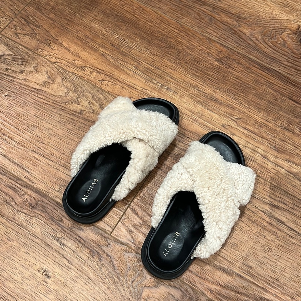 Alohas slip on sandals. Size 38. Lightly worn.